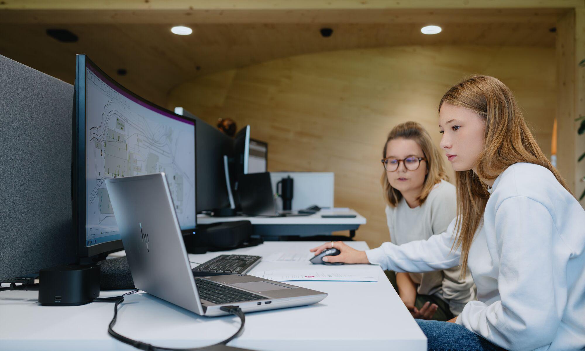 Arbeitssituation einer Lernenden Zeichnerin Fachrichtung Architektur bei der Lehmann Gruppe 