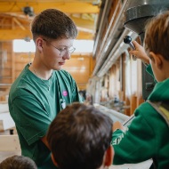 tag-des-schweizer-holzes-holzwerkstatt-kinder-2025-blumer-lehmann