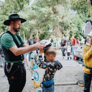 tag-des-schweizer-holzes-kinderaktivitaet-helm-2025-blumer-lehmann