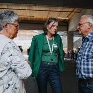 tag-des-schweizer-holzes-offener-tag-gespraech-besucher-2025-blumer-lehmann