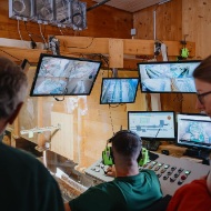 tag-des-schweizer-holzes-offener-tag-leitstand-produktion-2025-blumer-lehmann