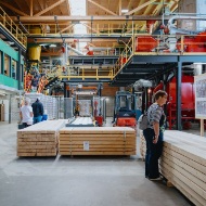 tag-des-schweizer-holzes-offener-tag-produktion-fuehrung-2025-blumer-lehmann