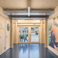 Schüler und Schülerinnen im Eingangsbereich der provisorischen Sporthalle.