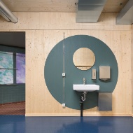 WC-/Duschen-/Umkleide-Bereich aus Holz der provisorischen Turnhalle <br/>