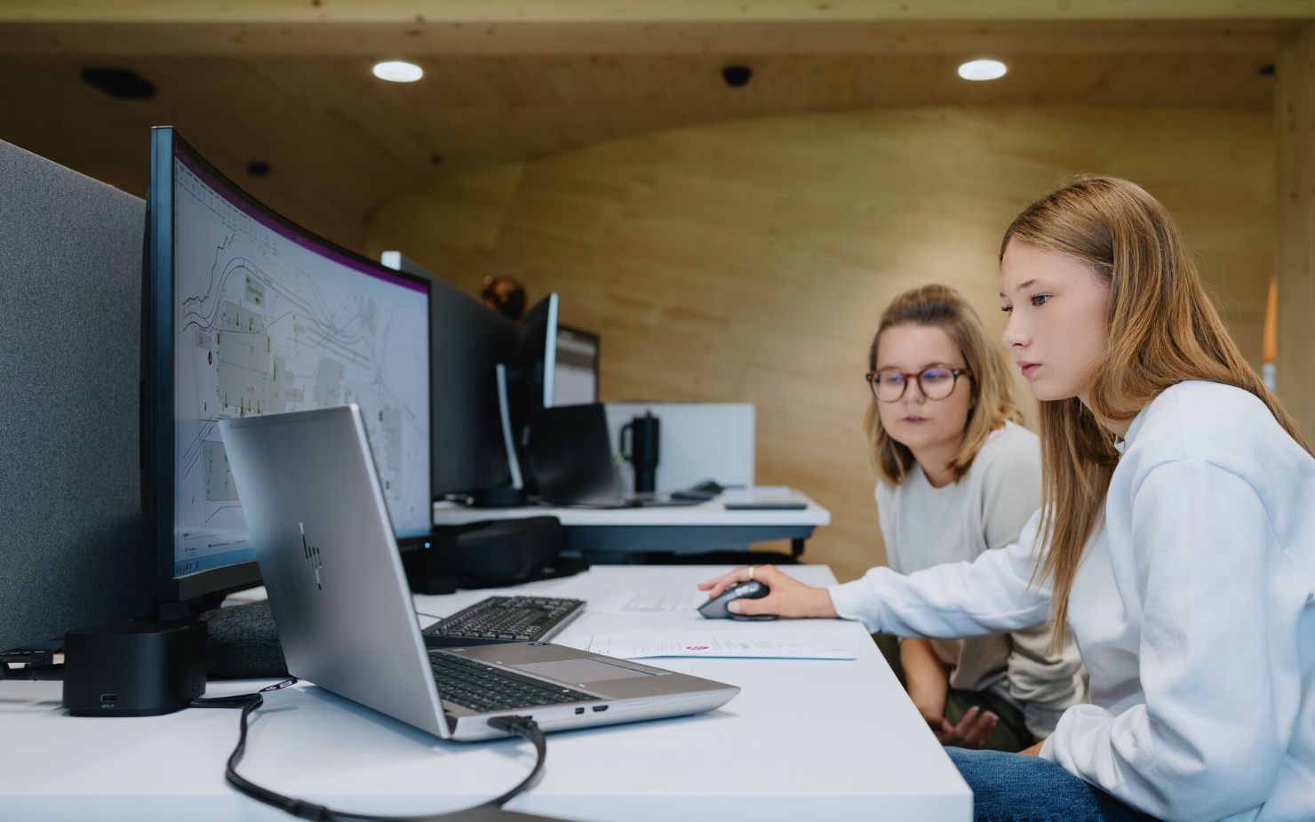 Arbeitssituation einer Lernenden Zeichnerin Fachrichtung Architektur bei der Lehmann Gruppe 
