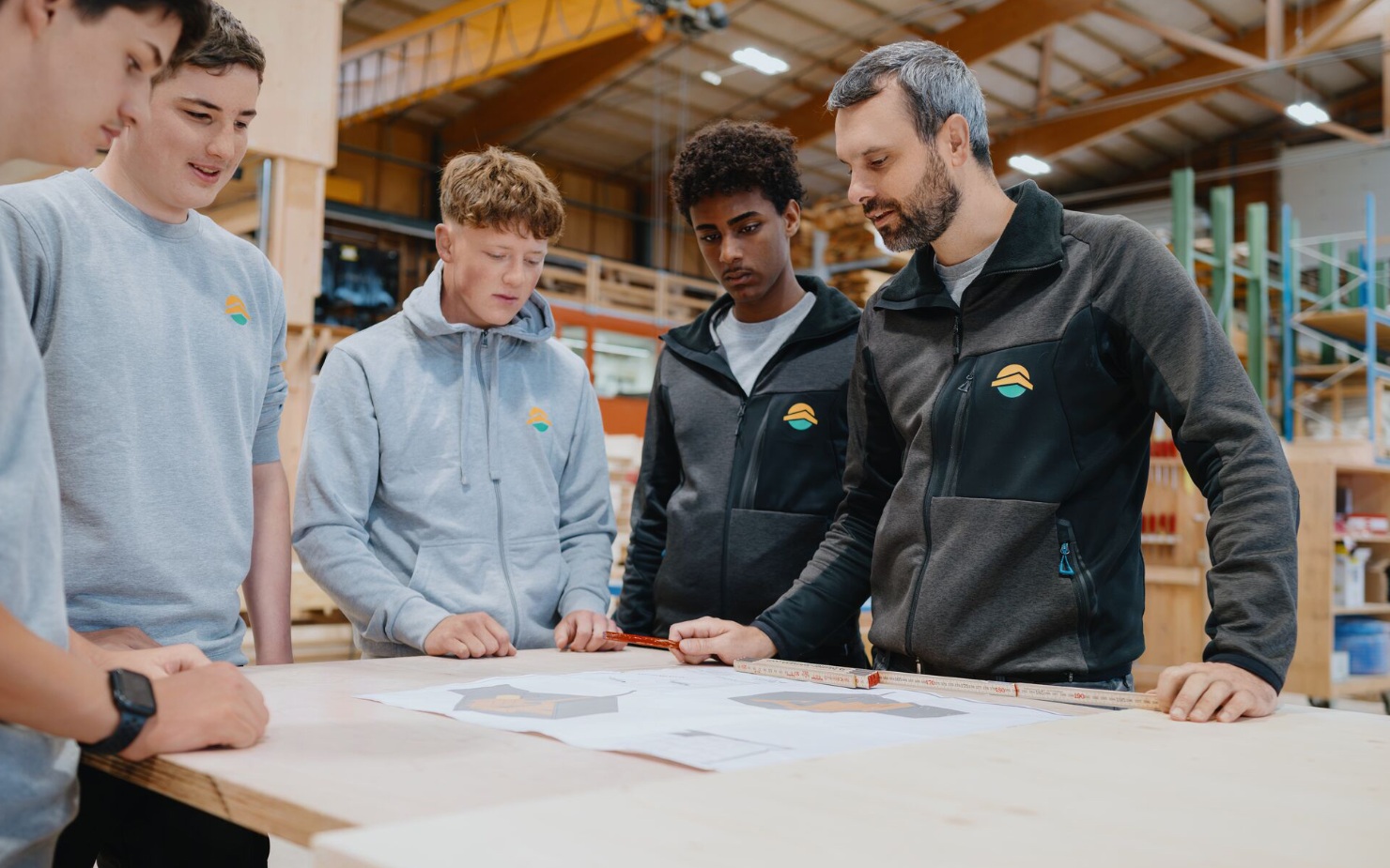 Lernender Holzbearbeiter am Planen