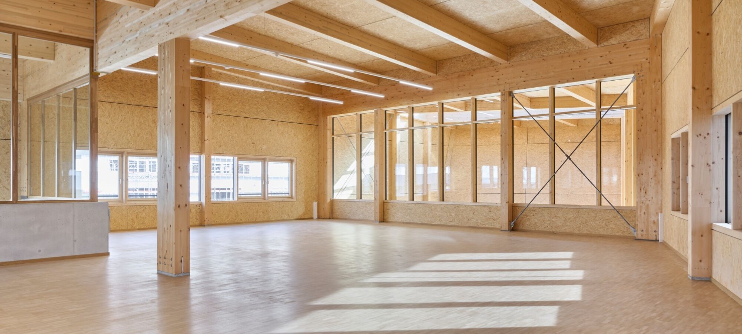 Beim Holzbau kamen verschiedene Holzwerkstoffe zum Einsatz: Grobspanplatten OSB, Holzfaserplatten DWD, Balkenschichtholz DUO, Vollholz sowie Brettschichtholz für die Fachwerkträger