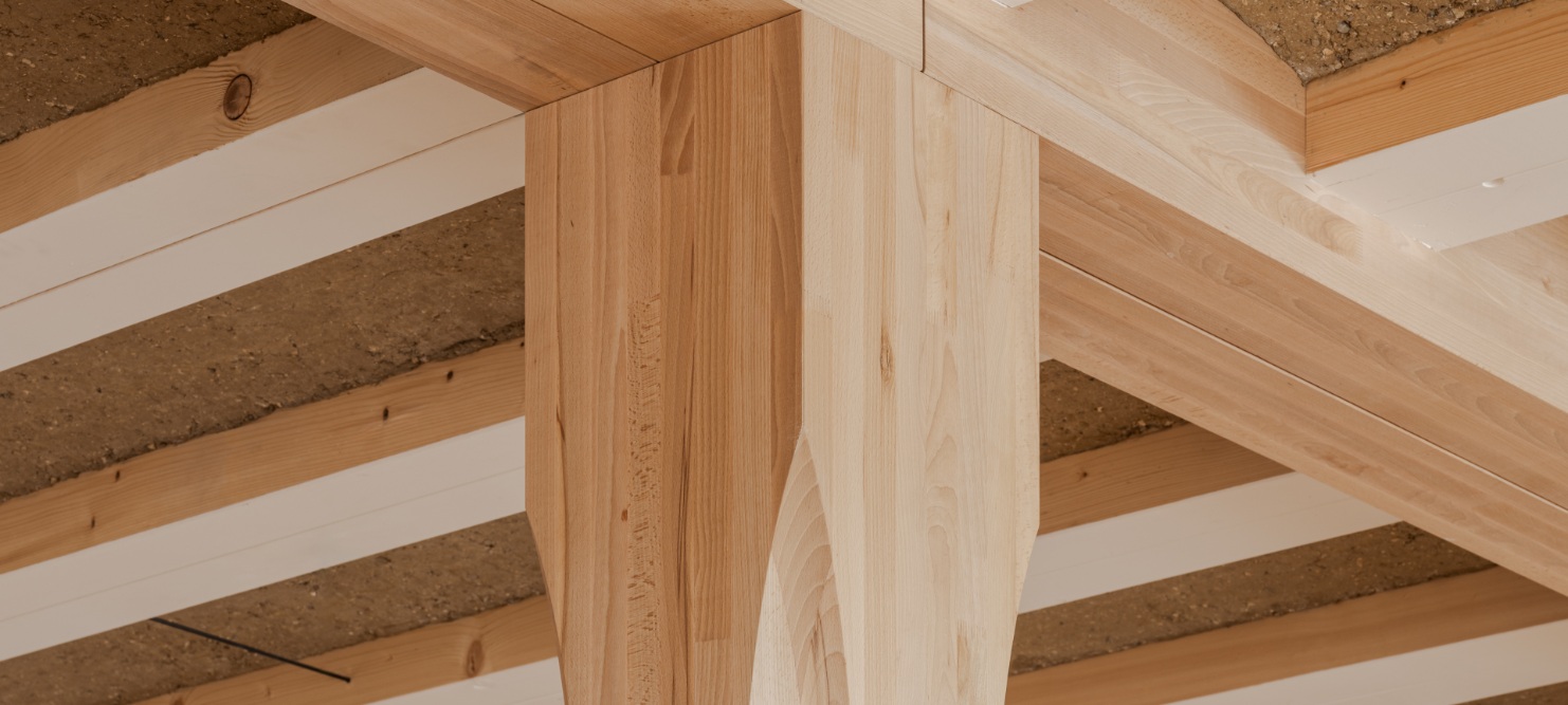 Detailaufnahme der Holzkonstruktion im HORTUS Bürogebäude in Basel.