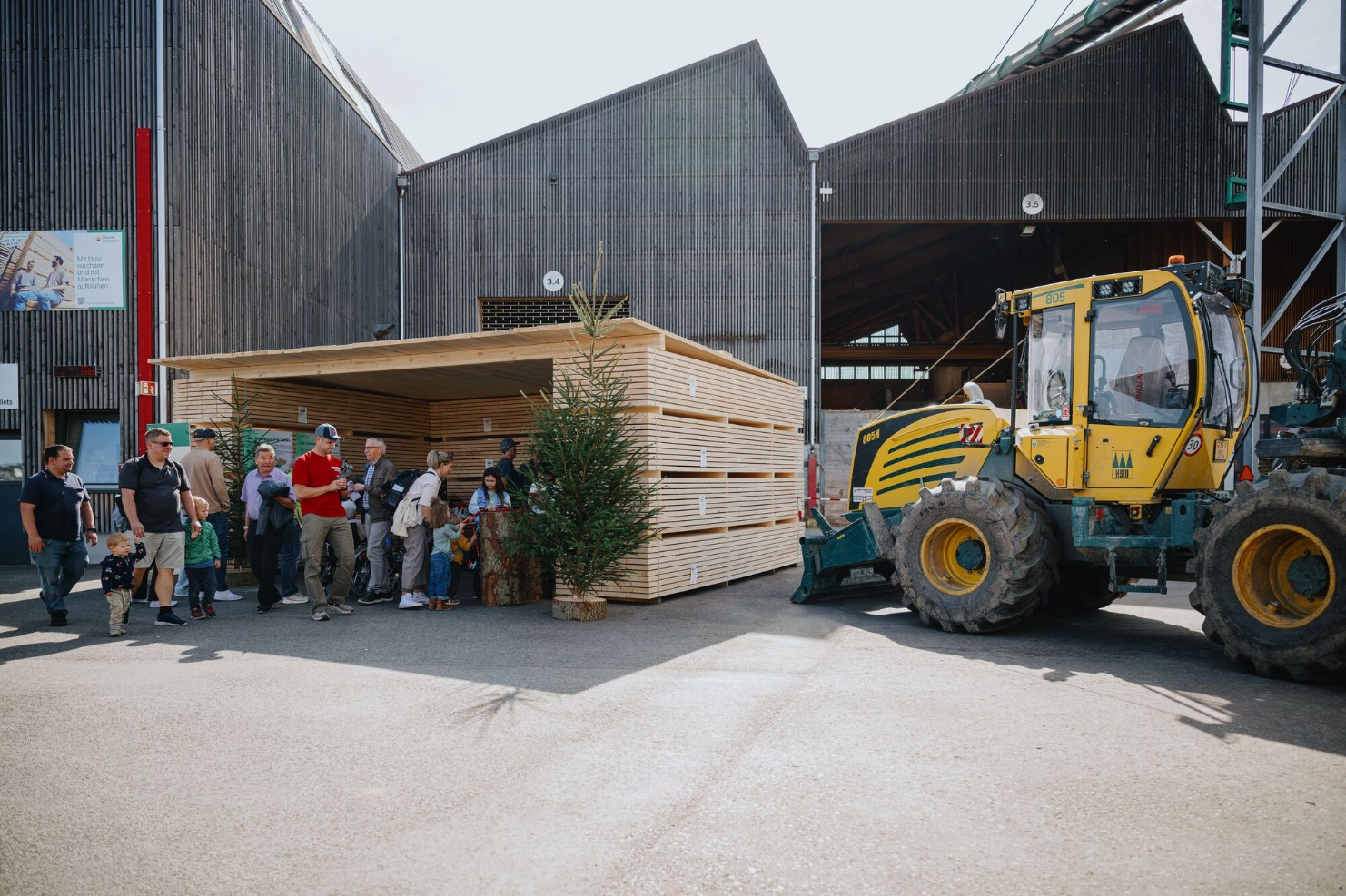 tag-des-schweizer-holzes-besucher-holzlager-2025-blumer-lehmann