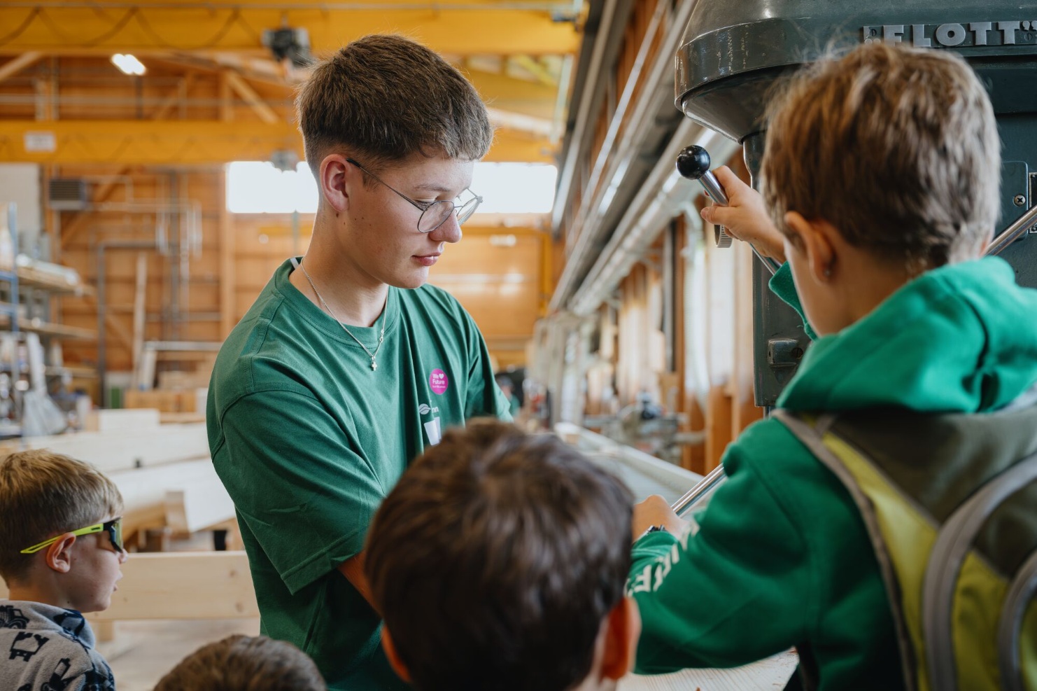 tag-des-schweizer-holzes-holzwerkstatt-kinder-2025-blumer-lehmann