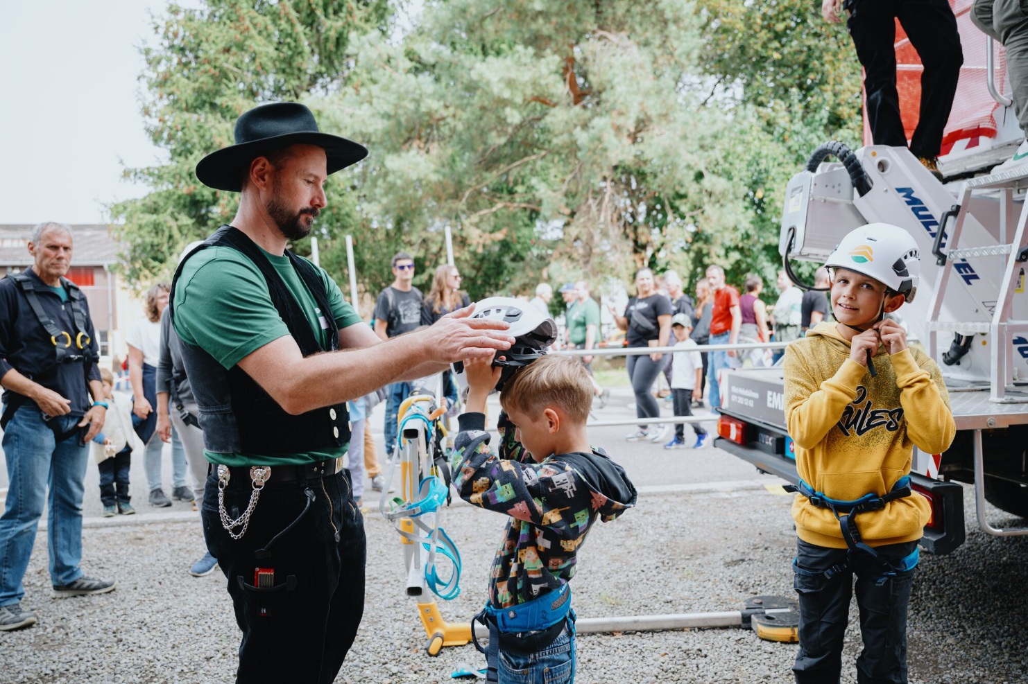 tag-des-schweizer-holzes-kinderaktivitaet-helm-2025-blumer-lehmann