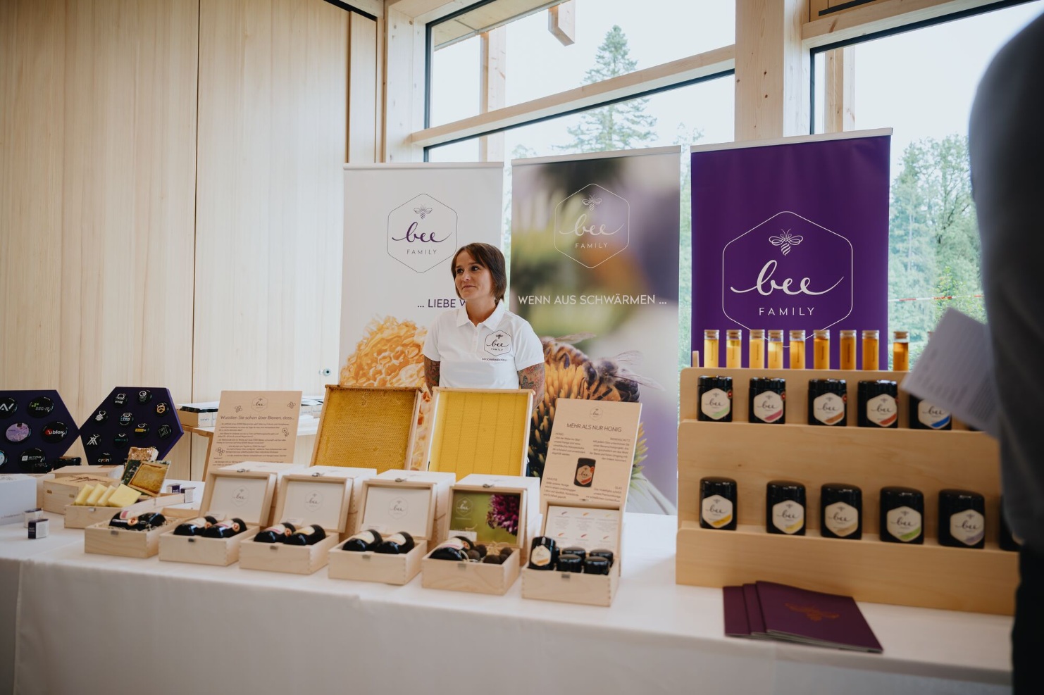 tag-des-schweizer-holzes-offener-tag-aussteller-bee-family-2025-blumer-lehmann