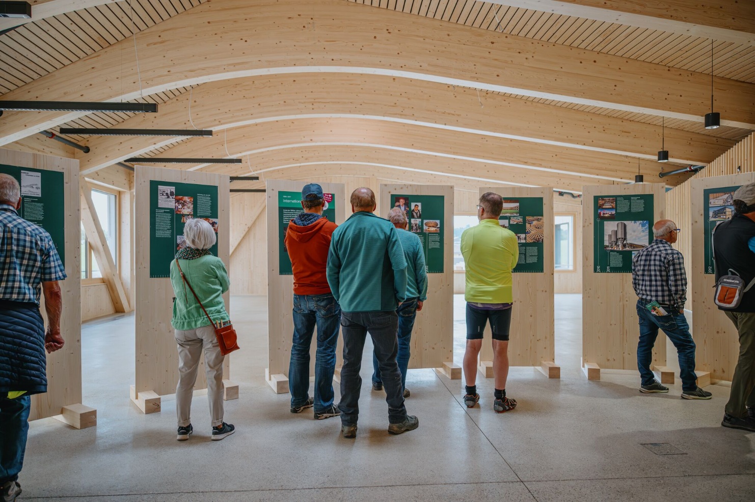 tag-des-schweizer-holzes-offener-tag-ausstellung-informationswaende-2025-blumer-lehmann