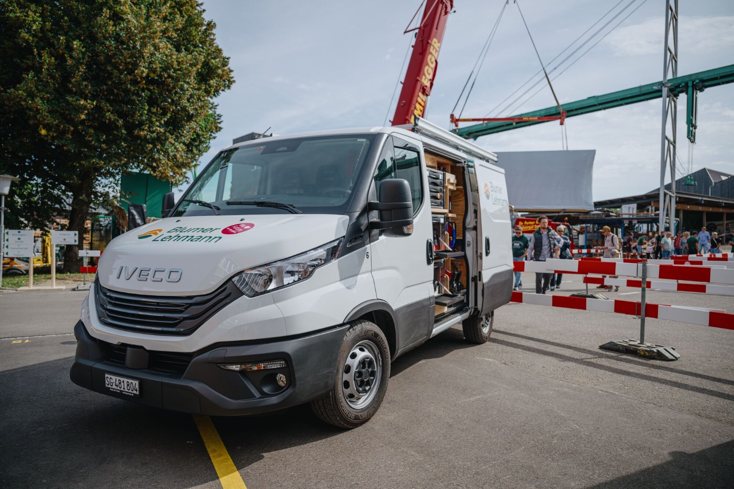 tag-des-schweizer-holzes-offener-tag-firmenfahrzeug-2025-blumer-lehmann