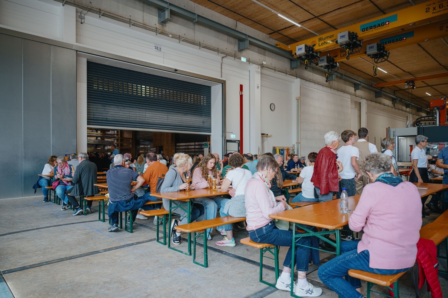 tag-des-schweizer-holzes-offener-tag-gemeinschaft-halle-2025-blumer-lehmann