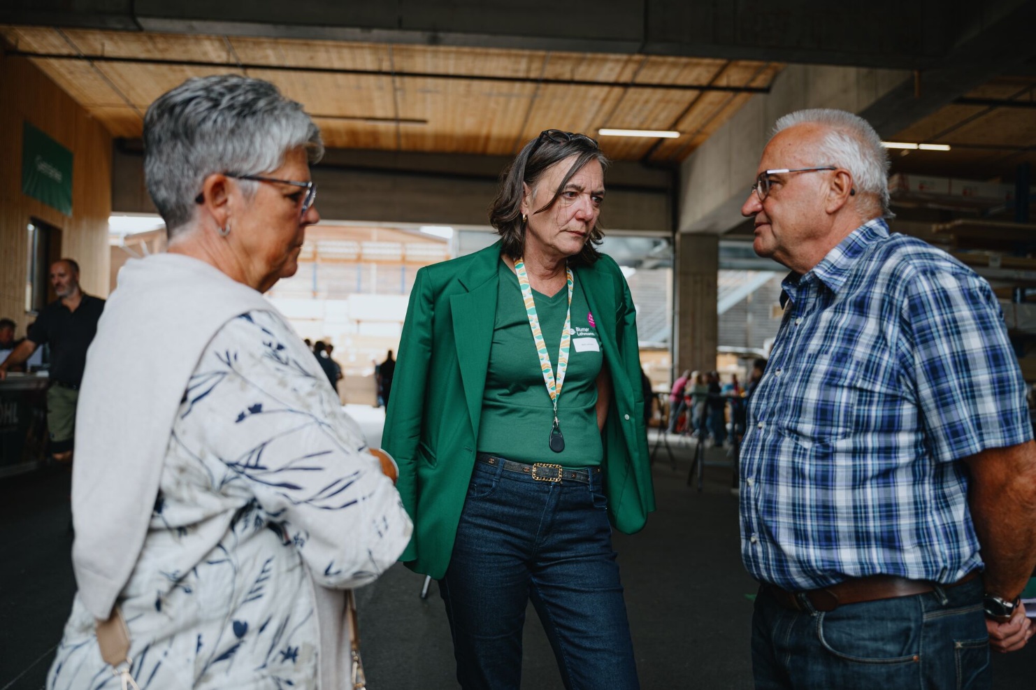 tag-des-schweizer-holzes-offener-tag-gespraech-besucher-2025-blumer-lehmann