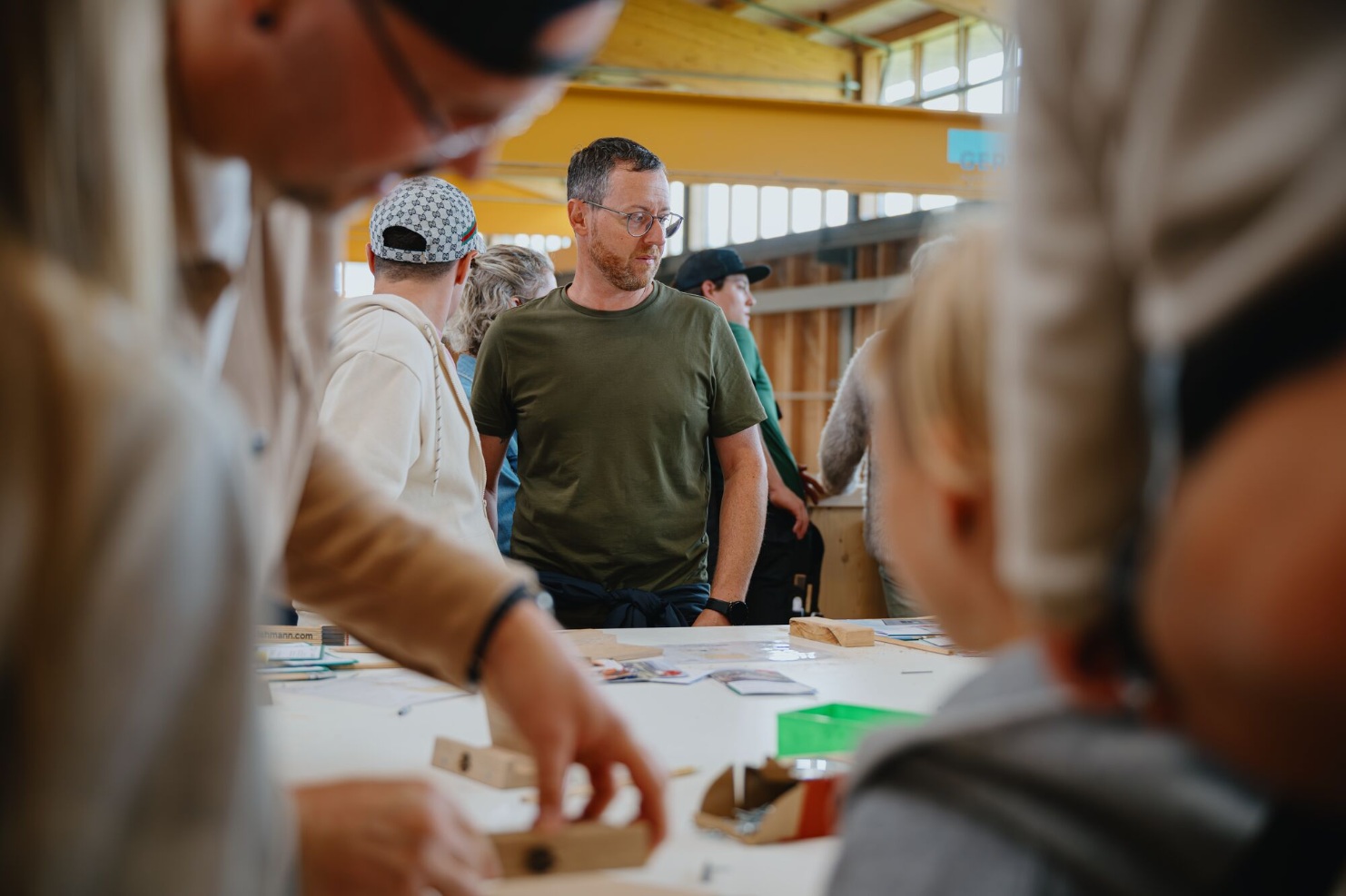 tag-des-schweizer-holzes-offener-tag-handwerk-mitmachstation-2025-blumer-lehmann