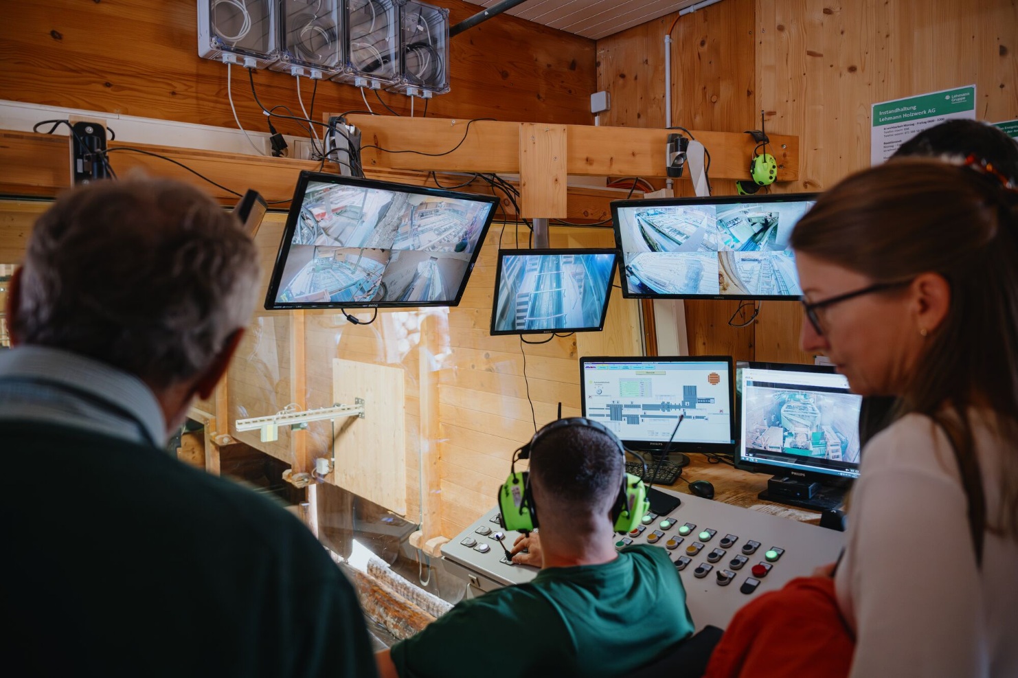 tag-des-schweizer-holzes-offener-tag-leitstand-produktion-2025-blumer-lehmann