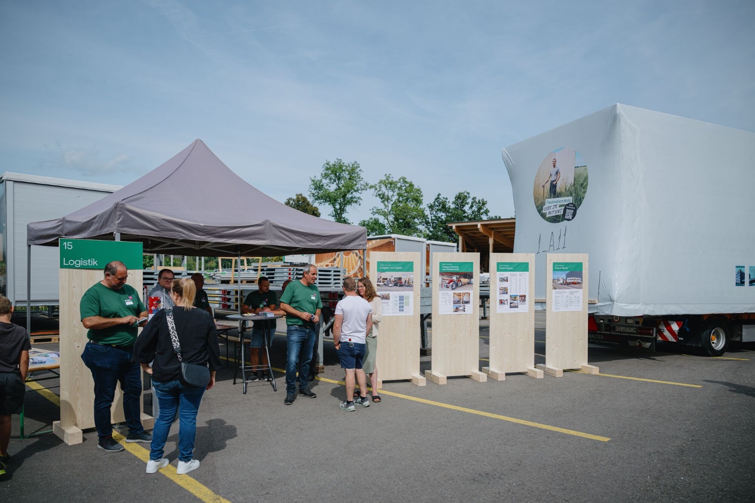 tag-des-schweizer-holzes-offener-tag-logistik-stand-2025-blumer-lehmann