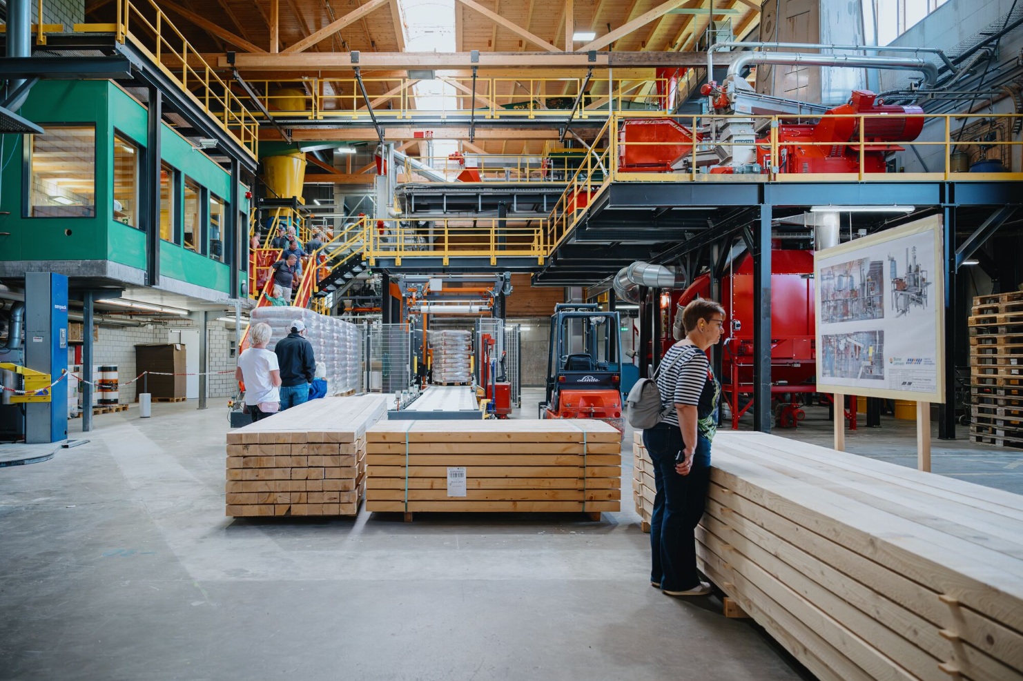 tag-des-schweizer-holzes-offener-tag-produktion-fuehrung-2025-blumer-lehmann