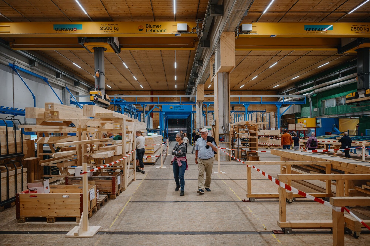 tag-des-schweizer-holzes-offener-tag-produktion-holzbau-2025-blumer-lehmann