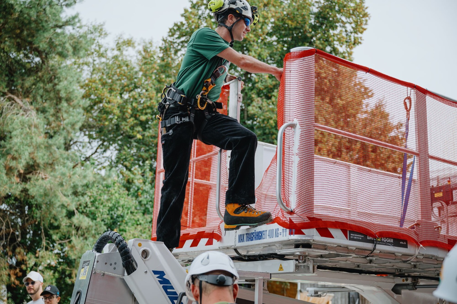 tag-des-schweizer-holzes-offener-tag-sicherheit-vorführung-2025-blumer-lehmann