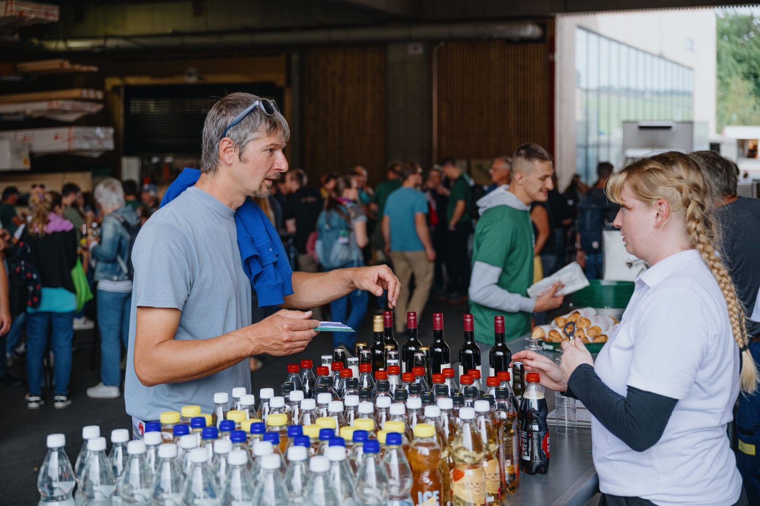 tag-des-schweizer-holzes-offener-tag-verpflegung-getraenke-2025-blumer-lehmann