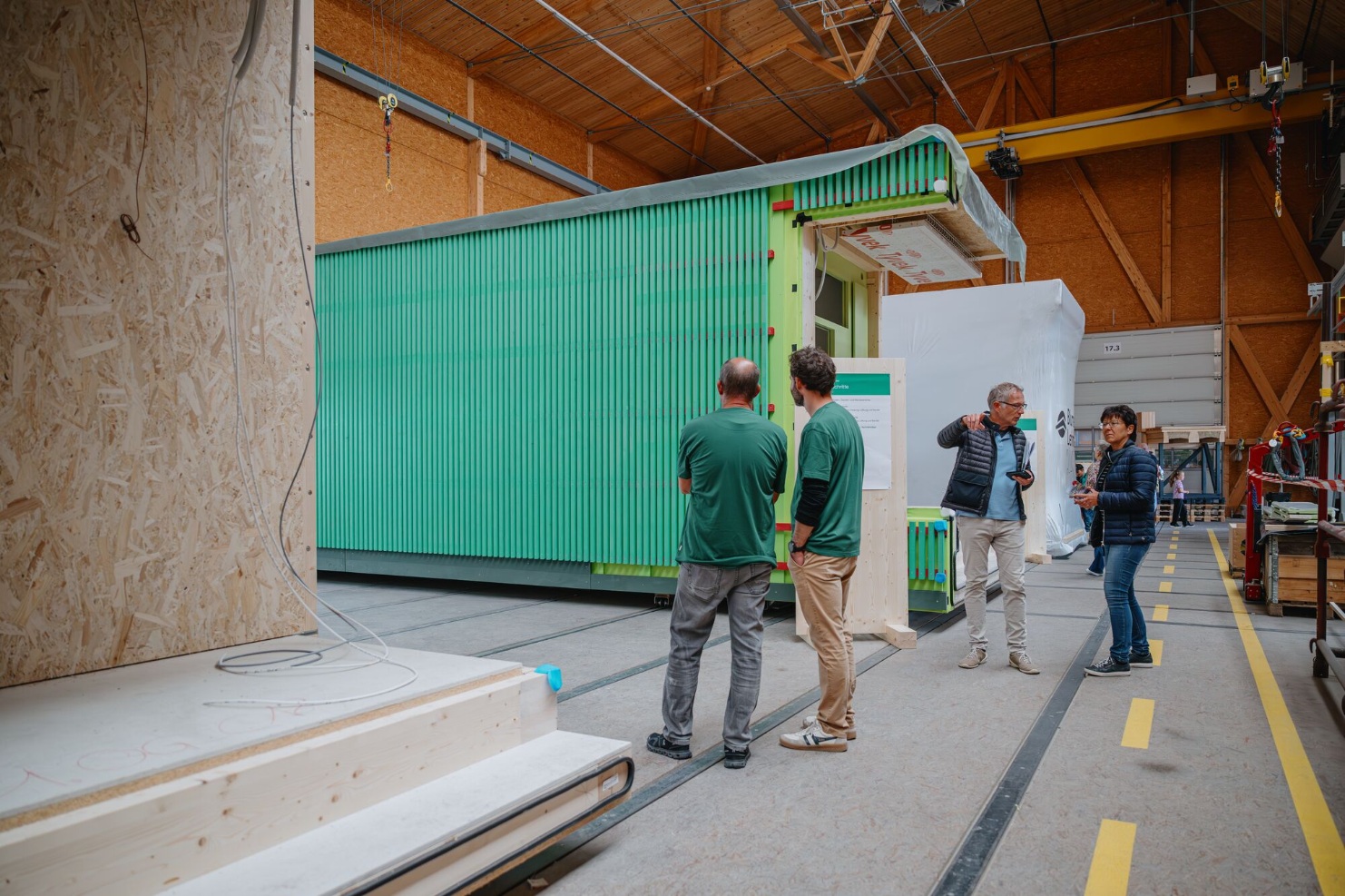 tag-des-schweizer-holzes-offener-tag-werksfuehrung-modulbau-2025-blumer-lehmann