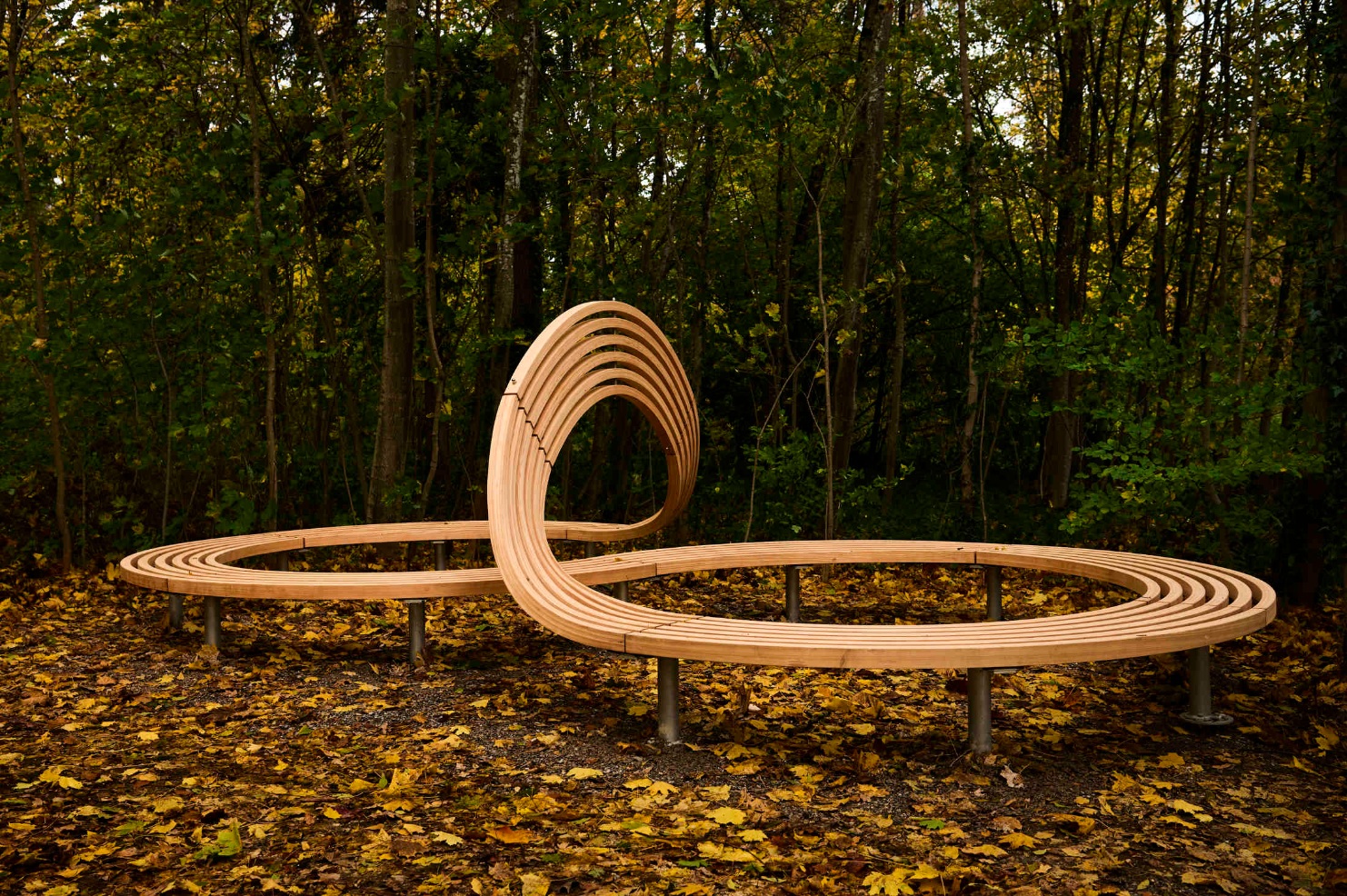 Holzobjekt "Resilienzband" im Outdoor-Parcours Lifegarden der psychiatrischen Universitätsklinik Zürich