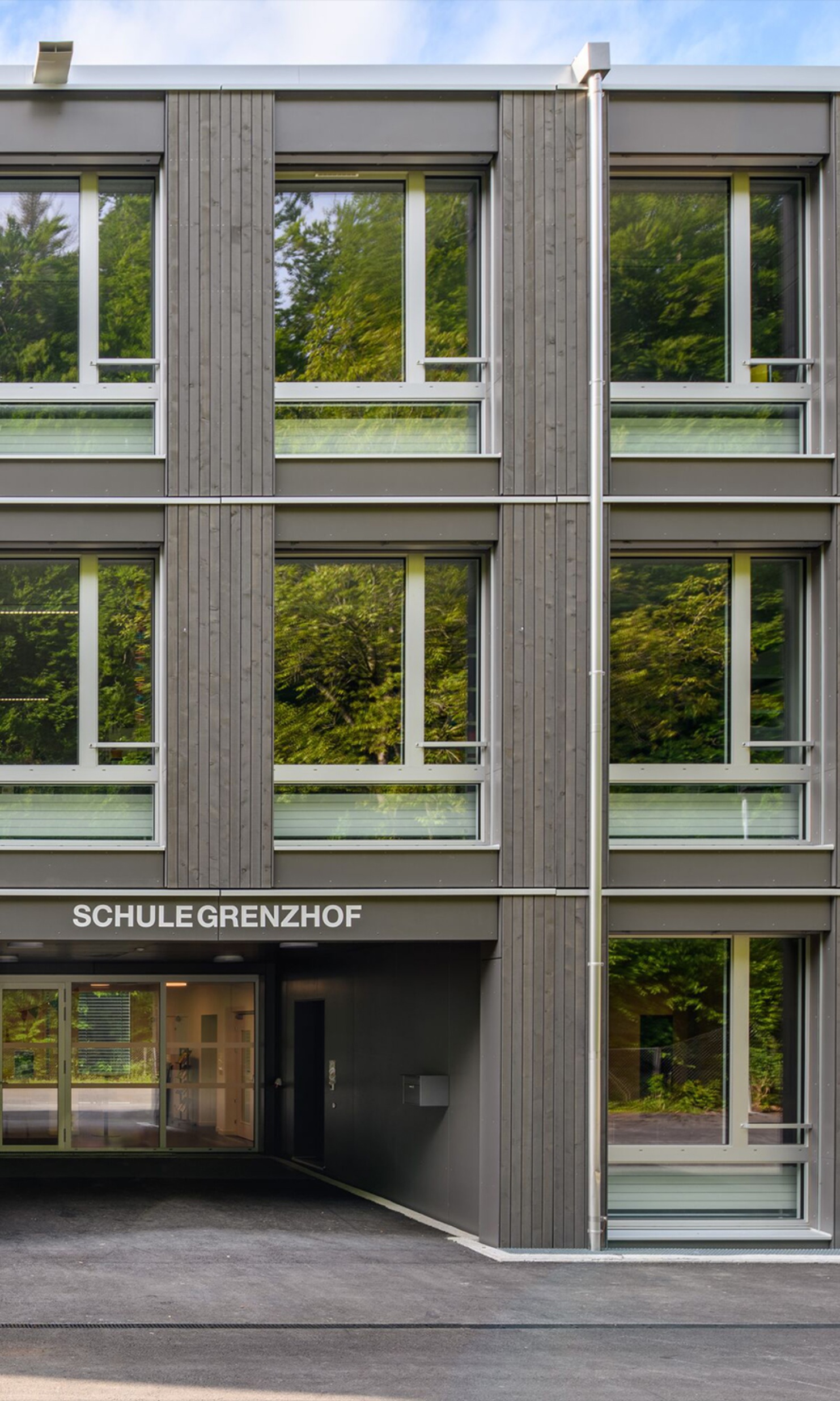 Aussenansicht des Eingangsbereiches, Schulhaus Grenzhof in Luzern, bei Tag
