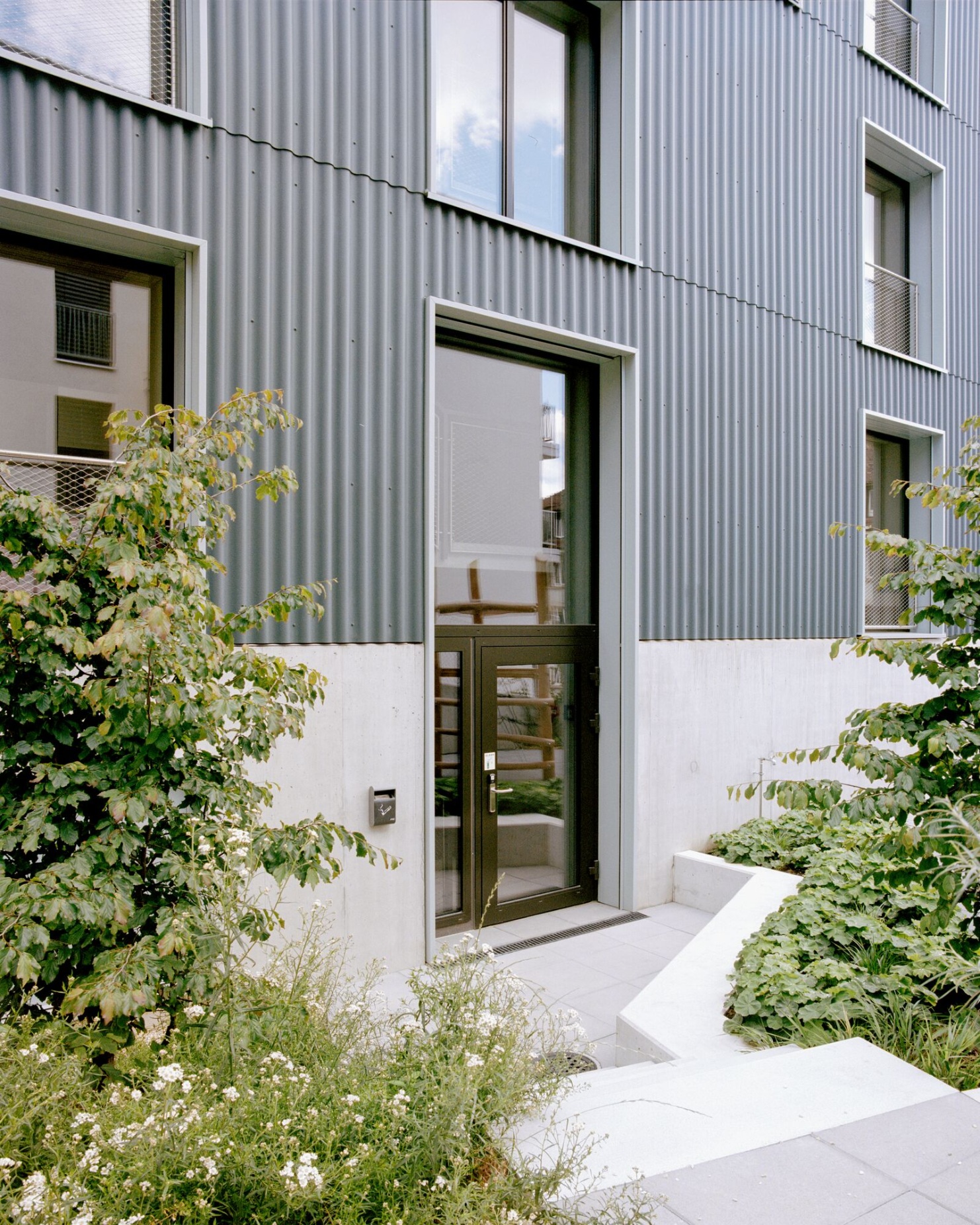 Level access with glass door to the playground in the courtyard