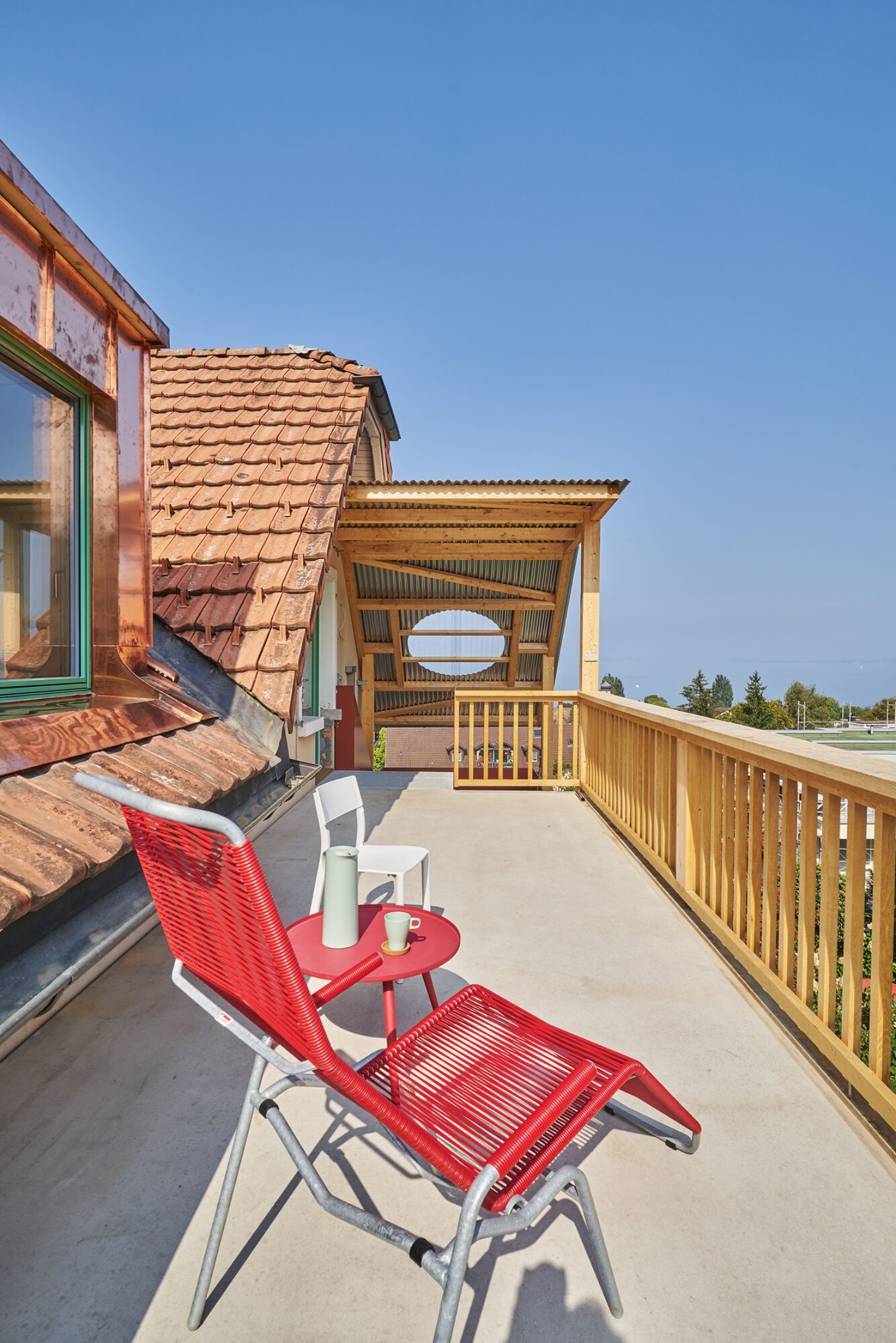 Terrasse der Dachwohnung mit Gartenmöblierung<br/><br/>