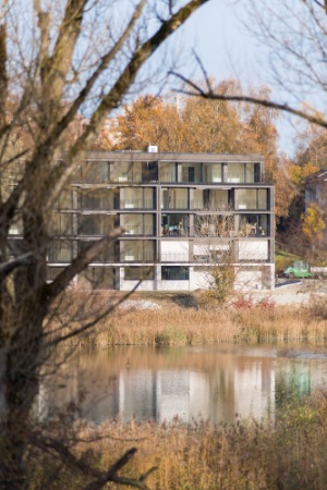 Der moderne Holzbau liegt mitten in der Natur und bietet eine erholsame Atmosphäre.