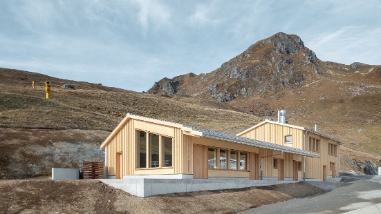 Full view of the shepherd’s dwelling and restaurant spaces in timber construction