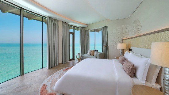 Blick in eine der Wasservillen des Hotels St. Regis Red Sea Resort