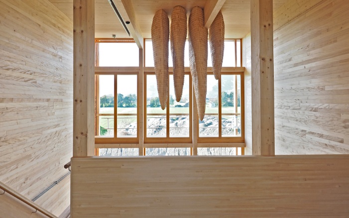 Für Aufmerksamkeit sorgen auch die zusätzlichen Details, welche ebenfalls aus Holz bestehen.