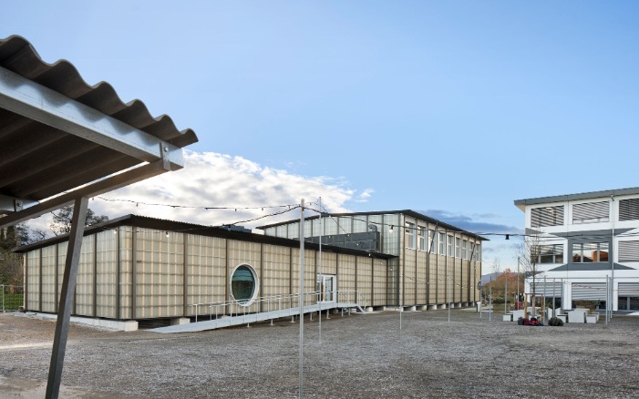 Gesamtansicht der provisorischen Sporthalle der Kantonsschule Uetikon am See.