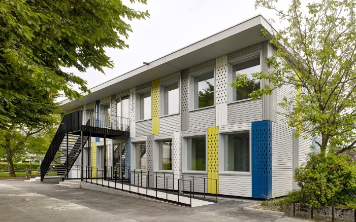 Nicht nur im Unterricht kann es bunt zu und hergehen, auch der Modulbau besitzt eine lebendige Fassade.