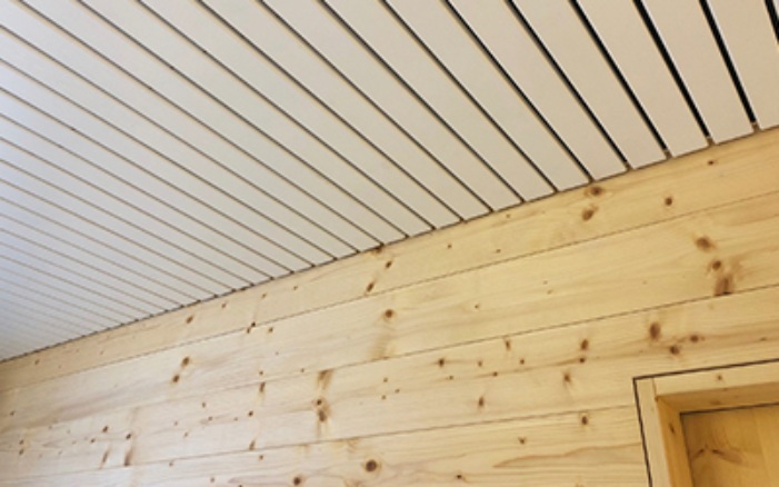 Akustiktäfer als Decke in einem Raum