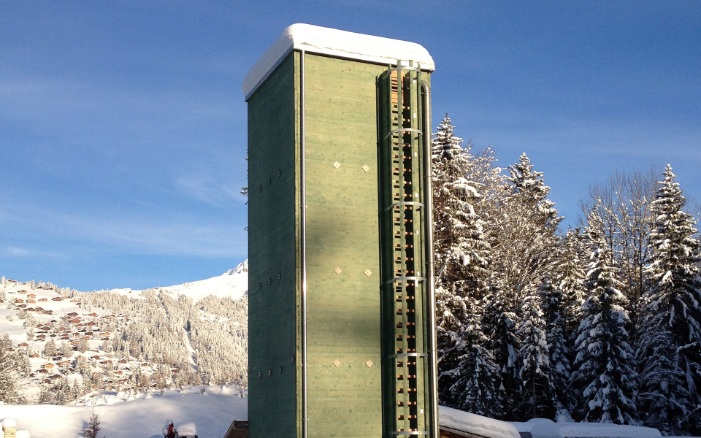 Silo carré (E4) en bois de 75 m³ avec échelle en bois dans un paysage hivernal 