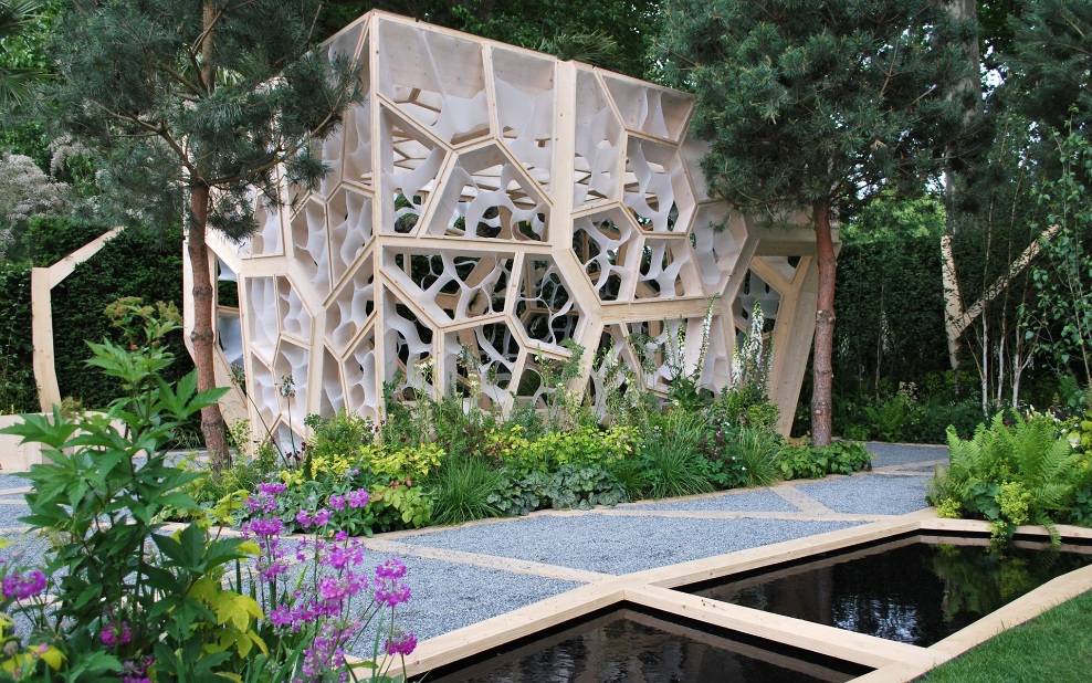 The artistic structure combines wood and plastic and attracts much attention.