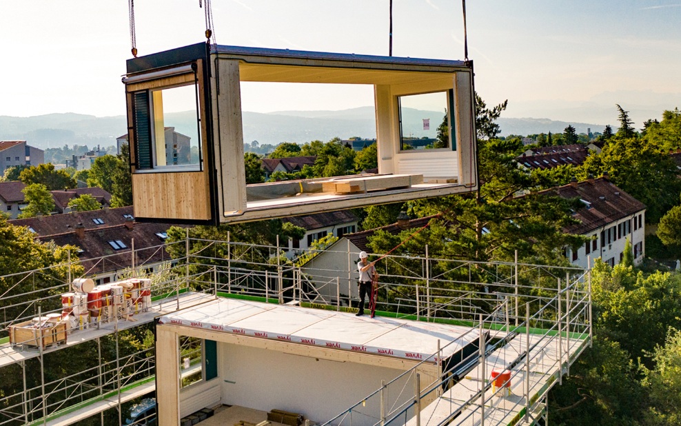 Modulares Bauen mit Holz mit standardisierten, kostengünstigen und individualisierbaren Holzmodulen.