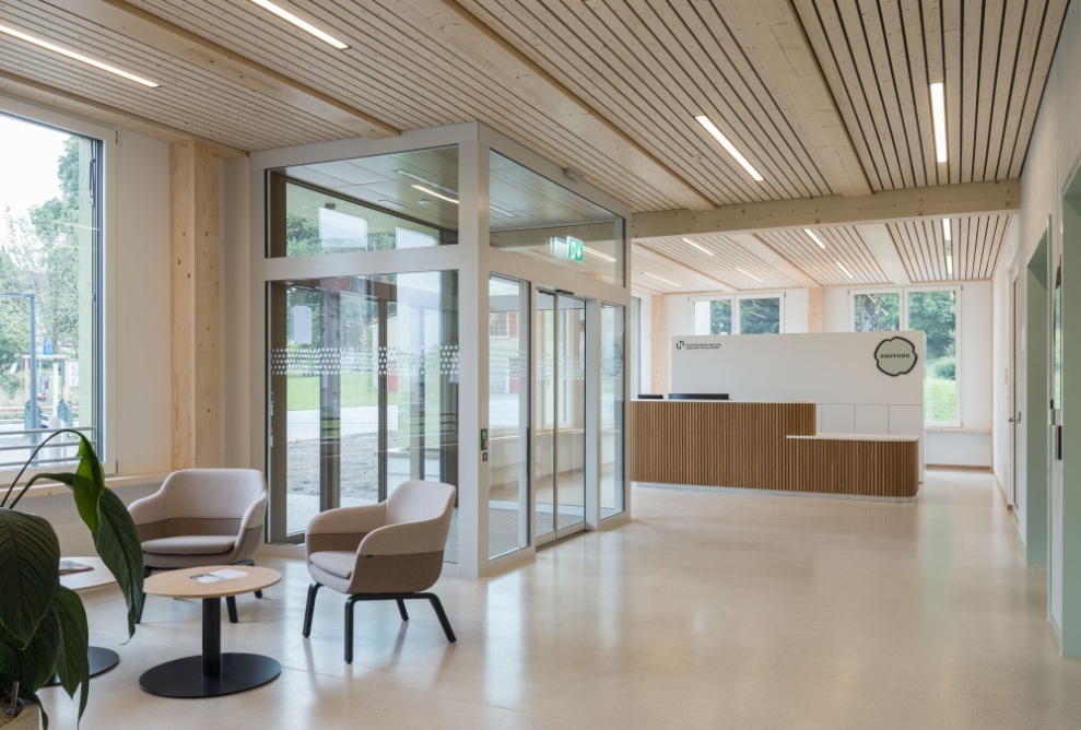 Moderner Eingangsbereich des Gesundheitszentrums Herisau