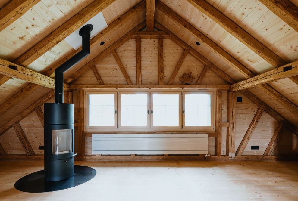 Dachzimmer mit Ofen