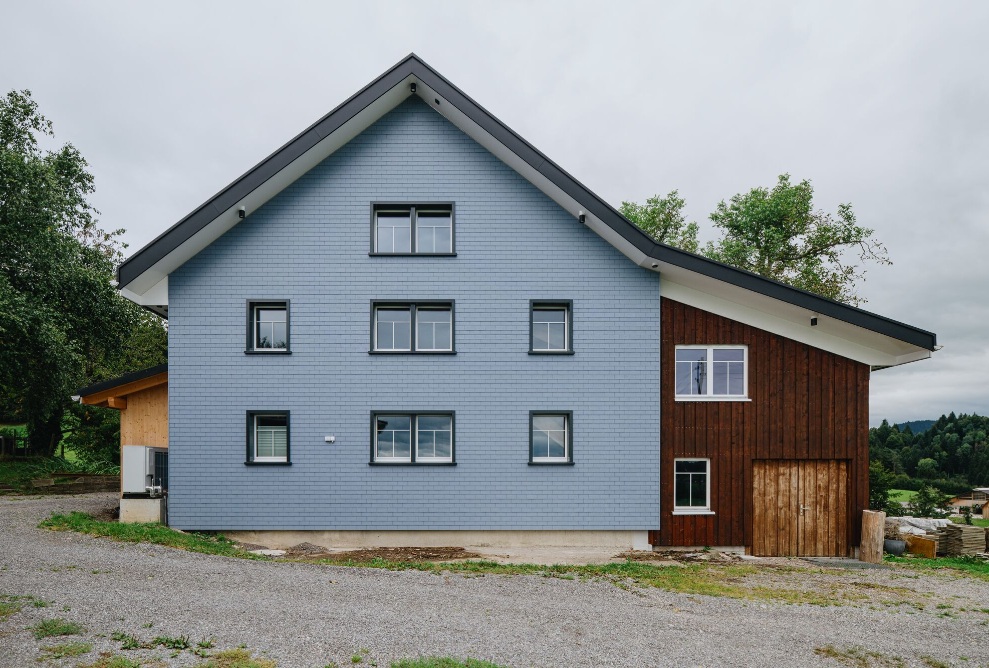 umgebautes Appenzellerhaus mit hellblauer Fassade