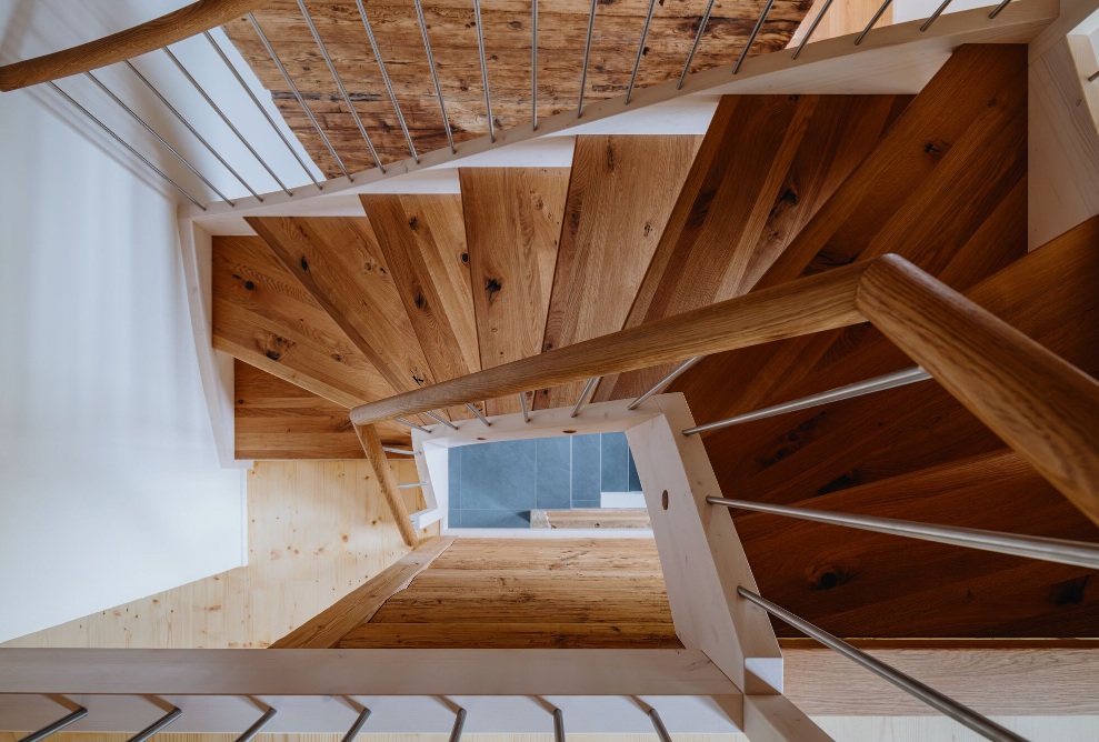 Blick von oben auf das Treppenhaus im umgebauten Appenzellerhaus 