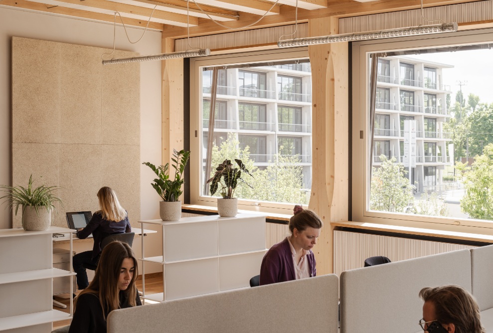 Postes de travail de bureau à l’intérieur du bâtiment HORTUS à Bâle.