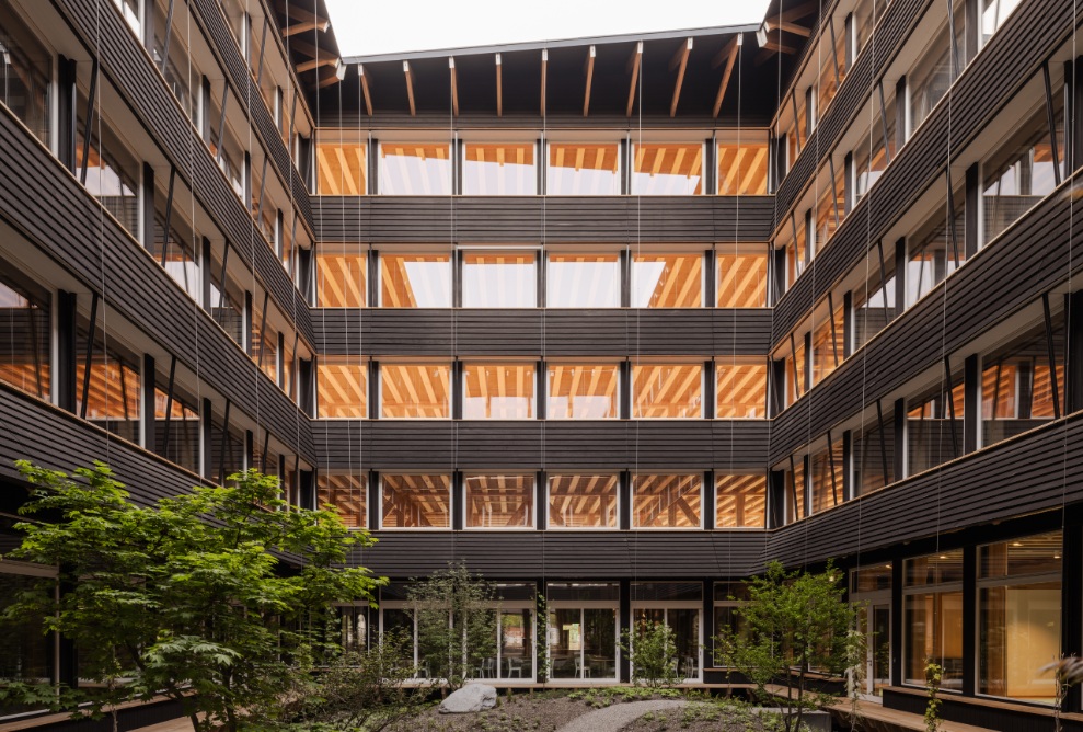 Cour intérieure de l’immeuble de bureaux HORTUS avec architecture en bois à Bâle.