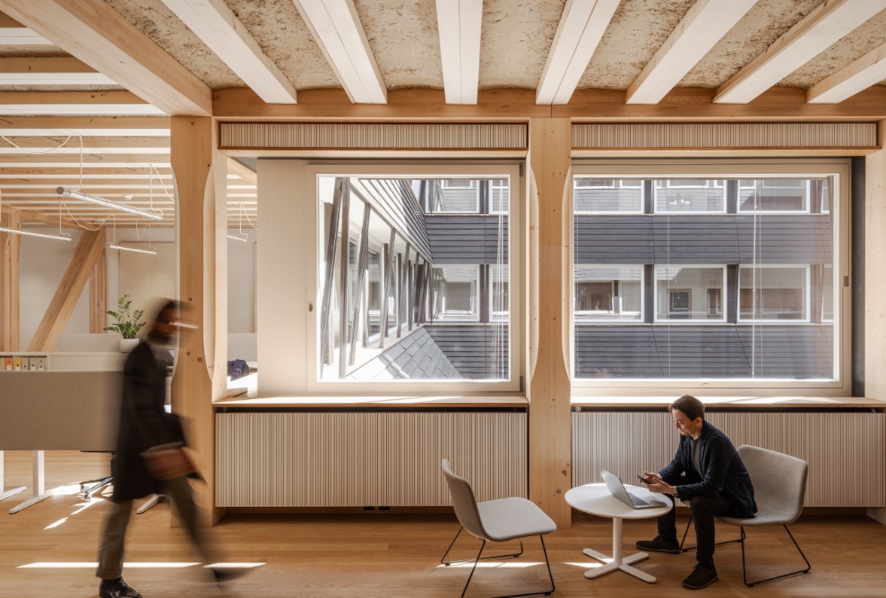 Intérieur moderne de l’immeuble de bureaux HORTUS avec structure en bois à Bâle.