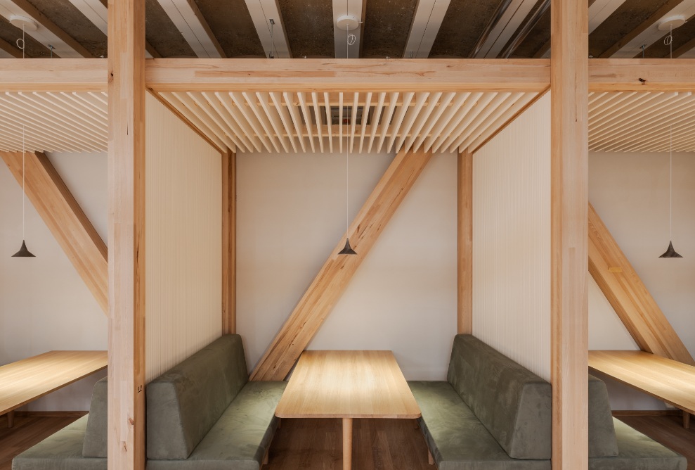 Alcôves de sièges à l’intérieur de l’immeuble de bureaux HORTUS à Bâle.